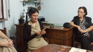 Sr Shirley riceve il nostro simbolo. realizzato in legno d'ulivo da Francesco.