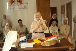 Suor Liliana apre regali per la sua festa onomastica